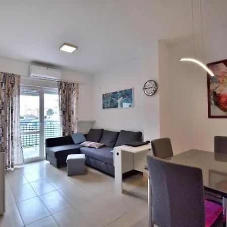 Apartment With Parking Space - 22974 Fažana